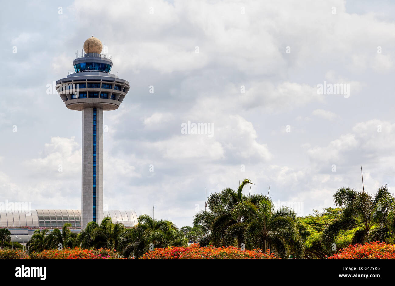 L'Aeroporto Internazionale di Singapore Changi controllore del traffico di torre con copia spazio. L'aeroporto torre è uno dei la maggior parte delle icone. Foto Stock