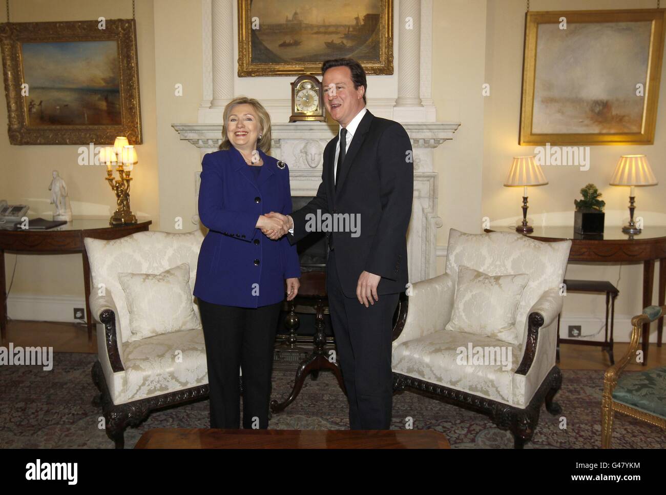 Il primo Ministro David Cameron con il Segretario di Stato americano Hillary Clinton all'interno di 10 Downing Street prima dell'incontro degli alleati internazionali per discutere i prossimi passi per la Libia. Foto Stock