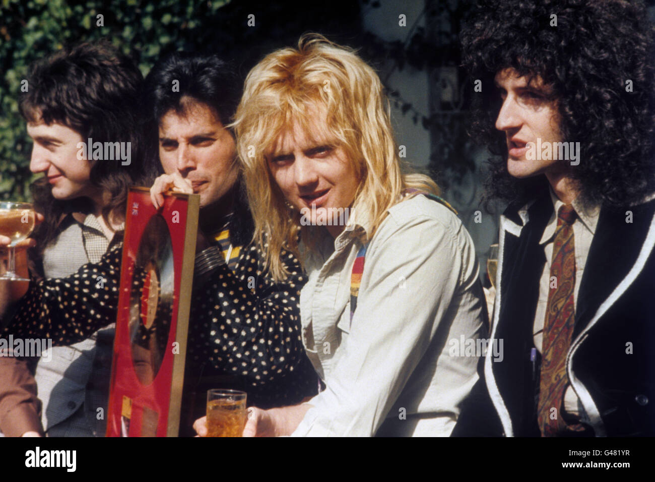 La rock band "Queen" di Londra riceve un premio British Phonographic Institute Platinum , Gold e Silver per le vendite record. (l-r) John Deacon, Freddie Mercury, Roger Taylor e Brian May. Foto Stock