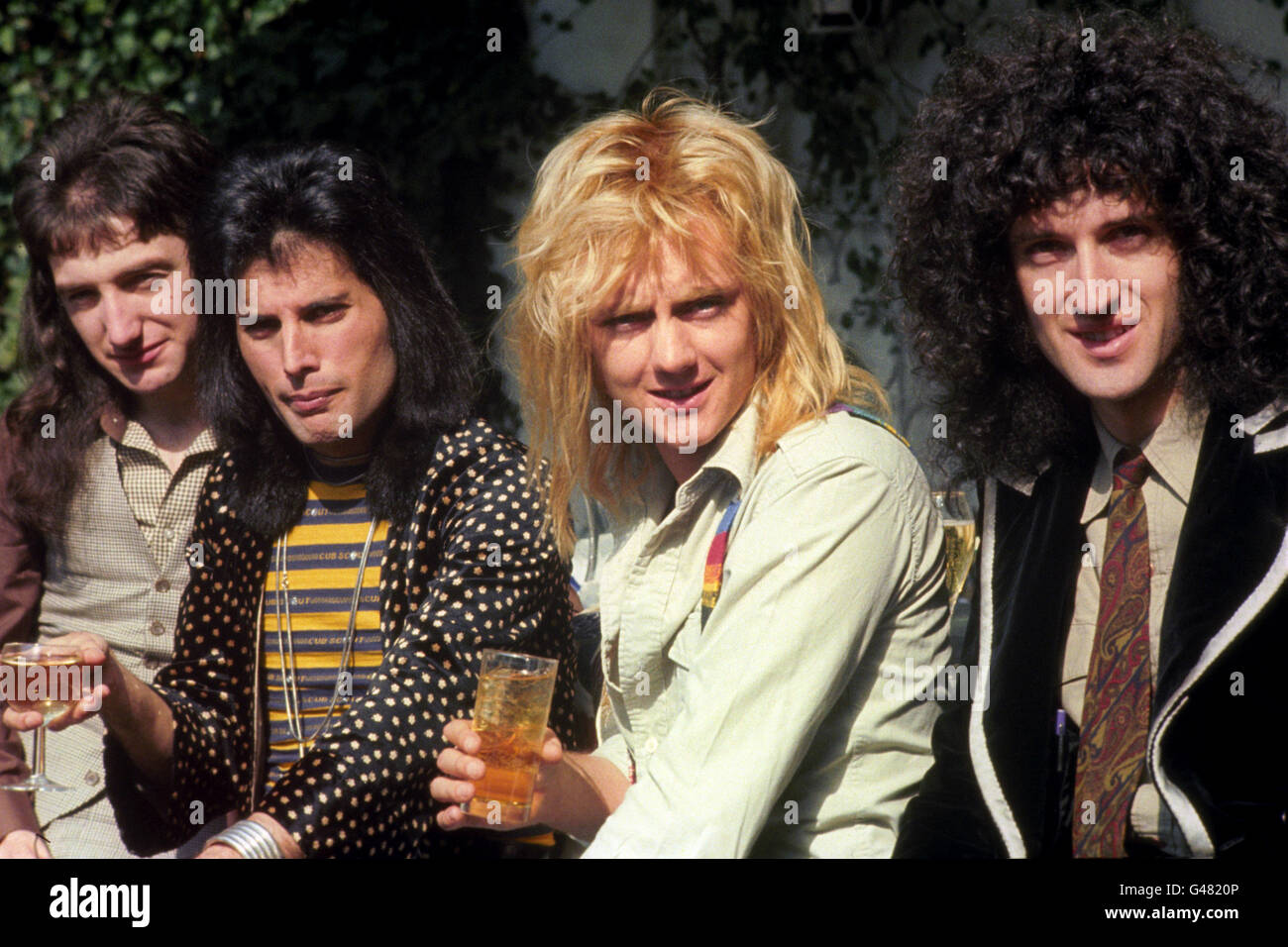 La rock band "Queen" di Londra riceve un premio British Phonographic Institute Platinum , Gold e Silver per le vendite record. (l-r) John Deacon, Freddie Mercury, Roger Taylor e Brian May. Foto Stock