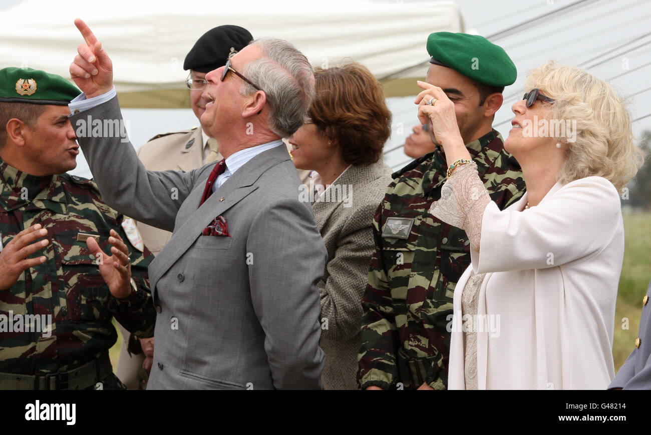 Il Principe di Galles e la Duchessa di Cornovaglia, guardano in su durante una esposizione dal Reggimento Marocchino Paracadute 1 ° Brigata di Fanteria, durante una visita alle loro caserme a Rabat, Marocco. Foto Stock