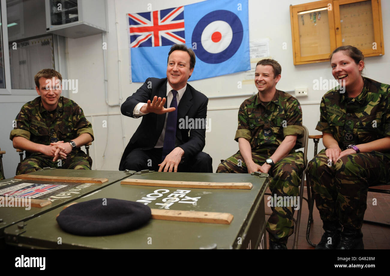 Il primo Ministro David Cameron parla con l'equipaggio di terra RAF a gioia del Colle, durante una visita a sorpresa alla base aerea italiana nel sud Italia. Foto Stock