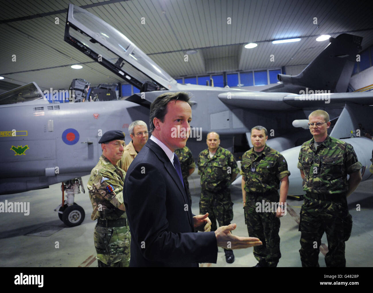 Il primo Ministro David Cameron parla con l'equipaggio di terra RAF e i piloti a gioia del Colle, durante una visita a sorpresa alla base aerea italiana nel sud Italia. Foto Stock