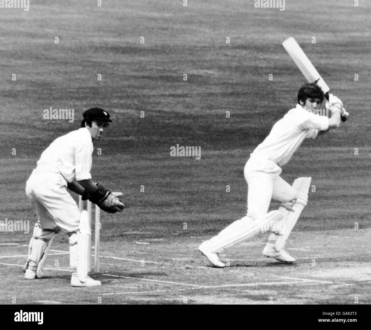 Cricket - John Player League - Middlesex / Derbyshire - Lord's. Norman Featherstone, Middlesex, taglia Phil Russell per una sola corsa. Wicketkeeper è Bob Taylor Foto Stock