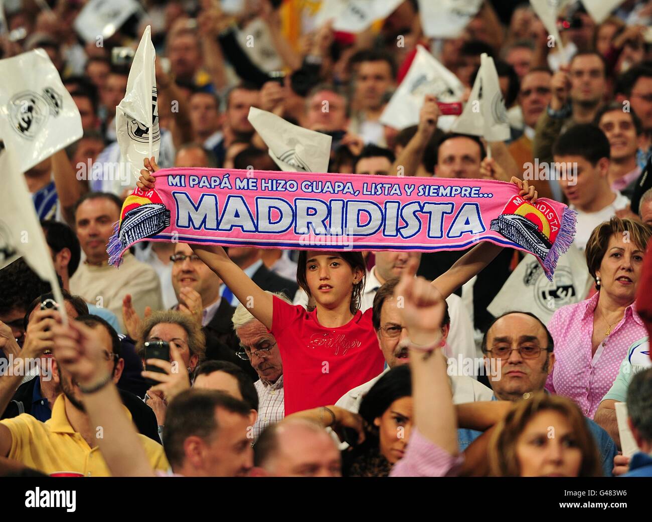 Calcio - UEFA Champions League - quarto finale - prima tappa - Real Madrid v Tottenham Hotspur - Santiago Bernabeu. Tifosi del Real Madrid negli stand Foto Stock