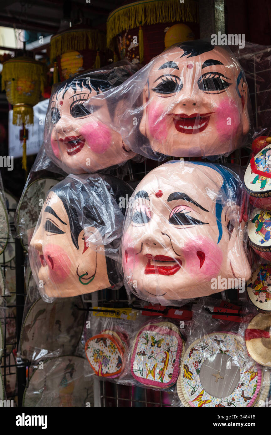 Maschere facciali di bambole cinesi in vendita su un mercato di Chinatown store a Singapore. Queste maschere sono tipicamente indossati durante il Nuovo Anno Foto Stock