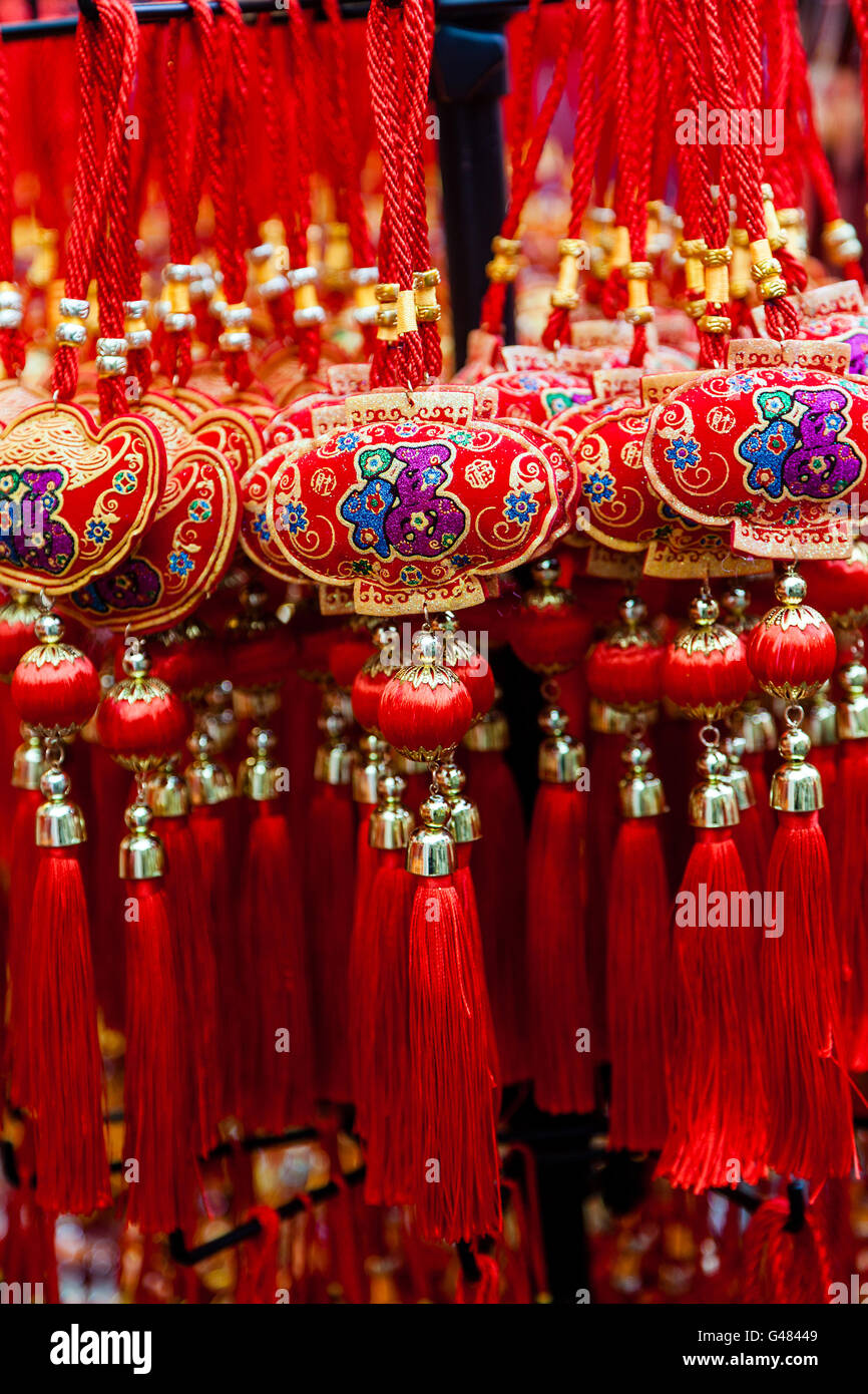 Anno Nuovo Cinese ornamenti sulla vendita. Questi ornamenti comune hanno la parola cinese significato benedizioni stampato su di essi. Foto Stock