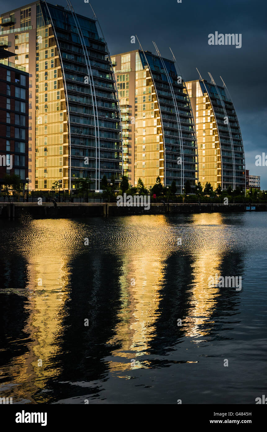 Appartamenti, Salford Quays al crepuscolo in luce drammatica Foto Stock