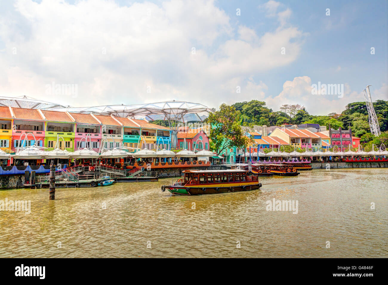 Colorati bar e ristoranti che punteggiano il Fiume Singapore lungo Clarke Quay. La zona utilizzata per essere un centro commerciale durante il colo Foto Stock