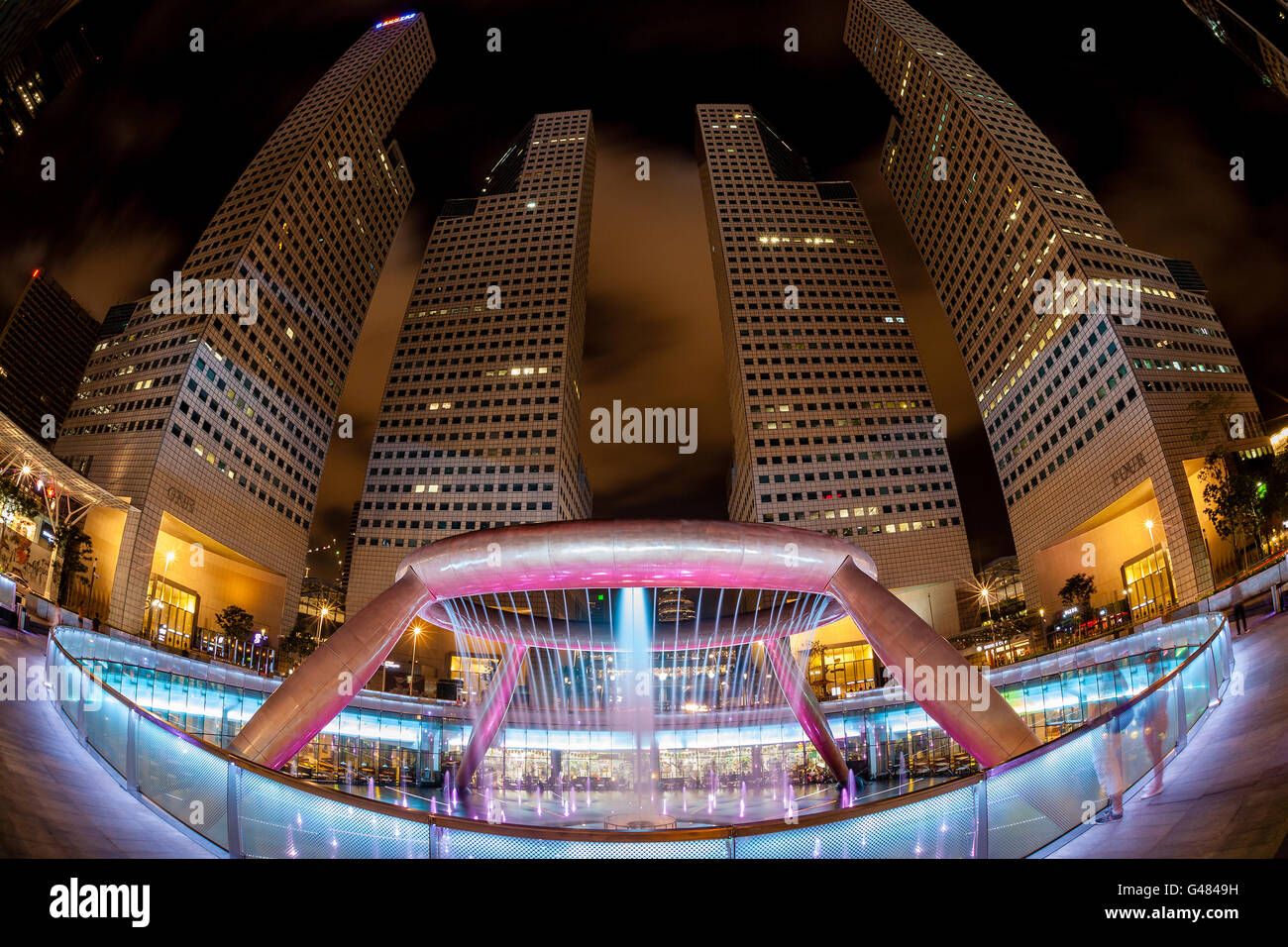 SINGAPORE - 18 luglio: la Fontana della Ricchezza si illumina di notte, 18 luglio 2015. Costruito nel 1995, è la più grande fontana in Foto Stock