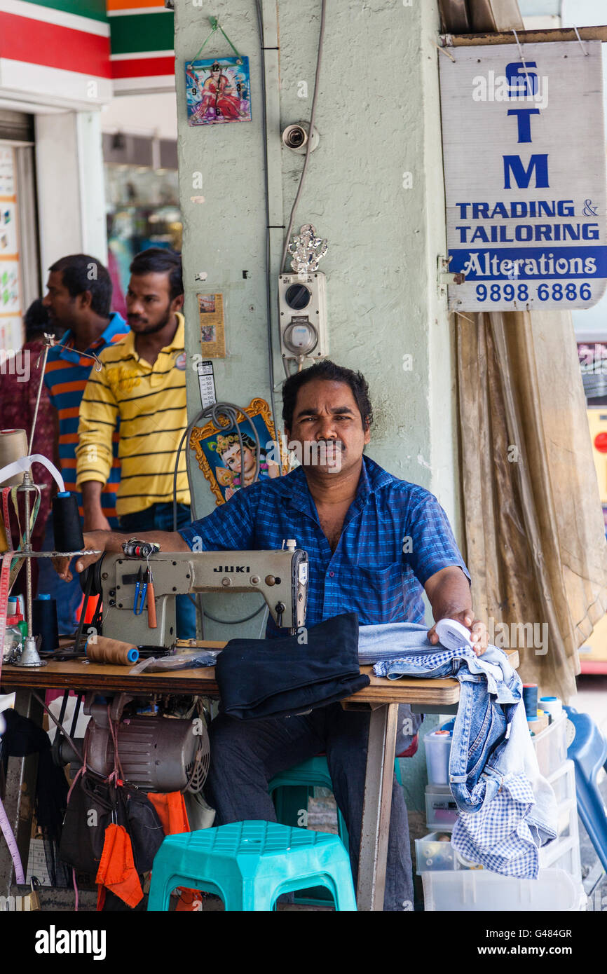 Singapore, Singapore - 24 Marzo 2015: un sarto stradale offrendo a buon mercato alterazioni e servizi di sartoria in Little India. Foto Stock