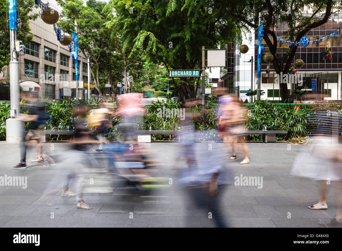 La deliberata la sfocatura in movimento sulla folla lungo Singapore Orchard Road, a 2.2 km-lungo viale che è famosa per i suoi negozi e Foto Stock