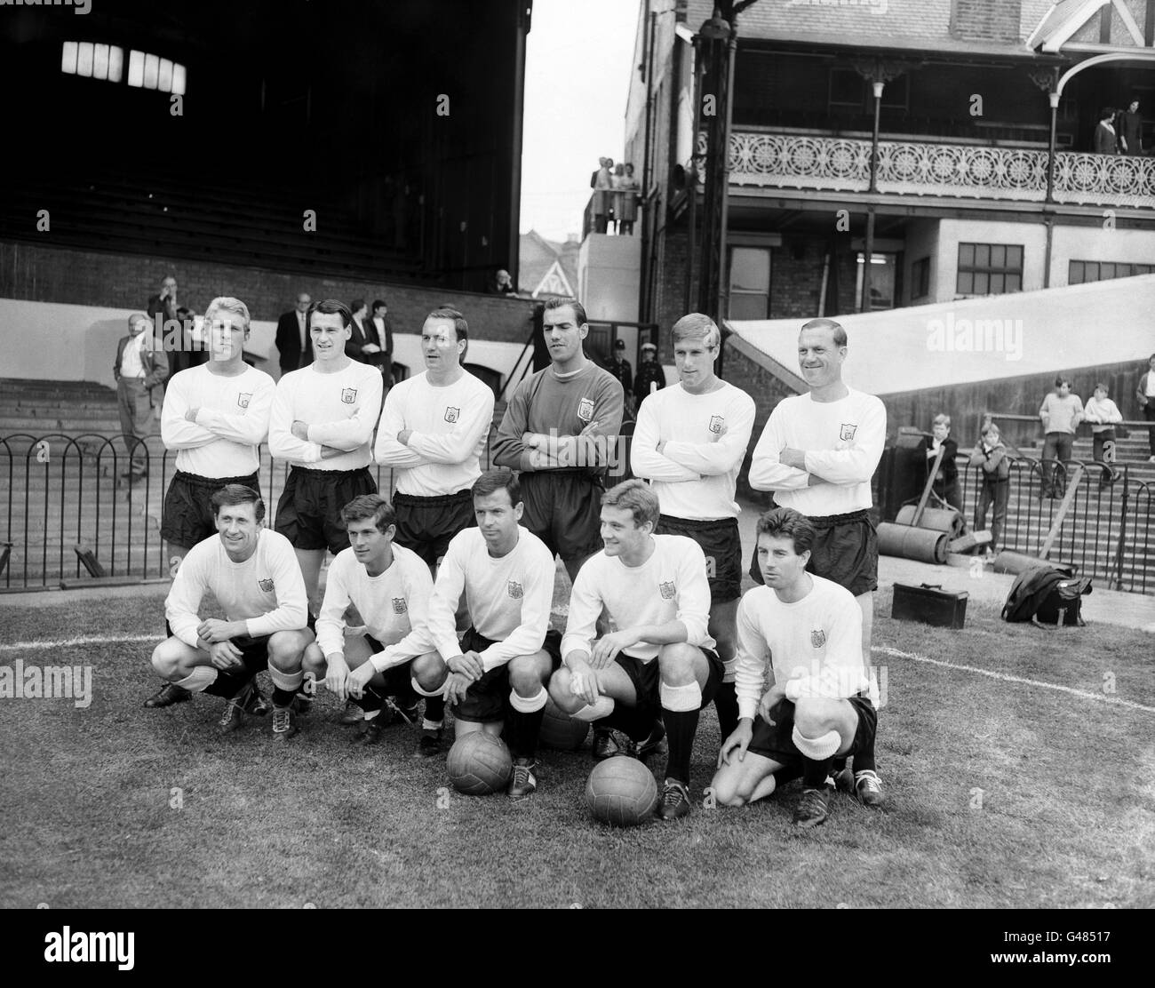 Fulham team group: (Back row, l-r) Bobby Keetch, Bobby Robson, George Cohen, Tony Macedo, Fred Callaghan, Jim Langley; (prima fila, l-r) Robert Howfield, David Metchick, Graham Leggat, Rodney Marsh, Pat o'Connell Foto Stock