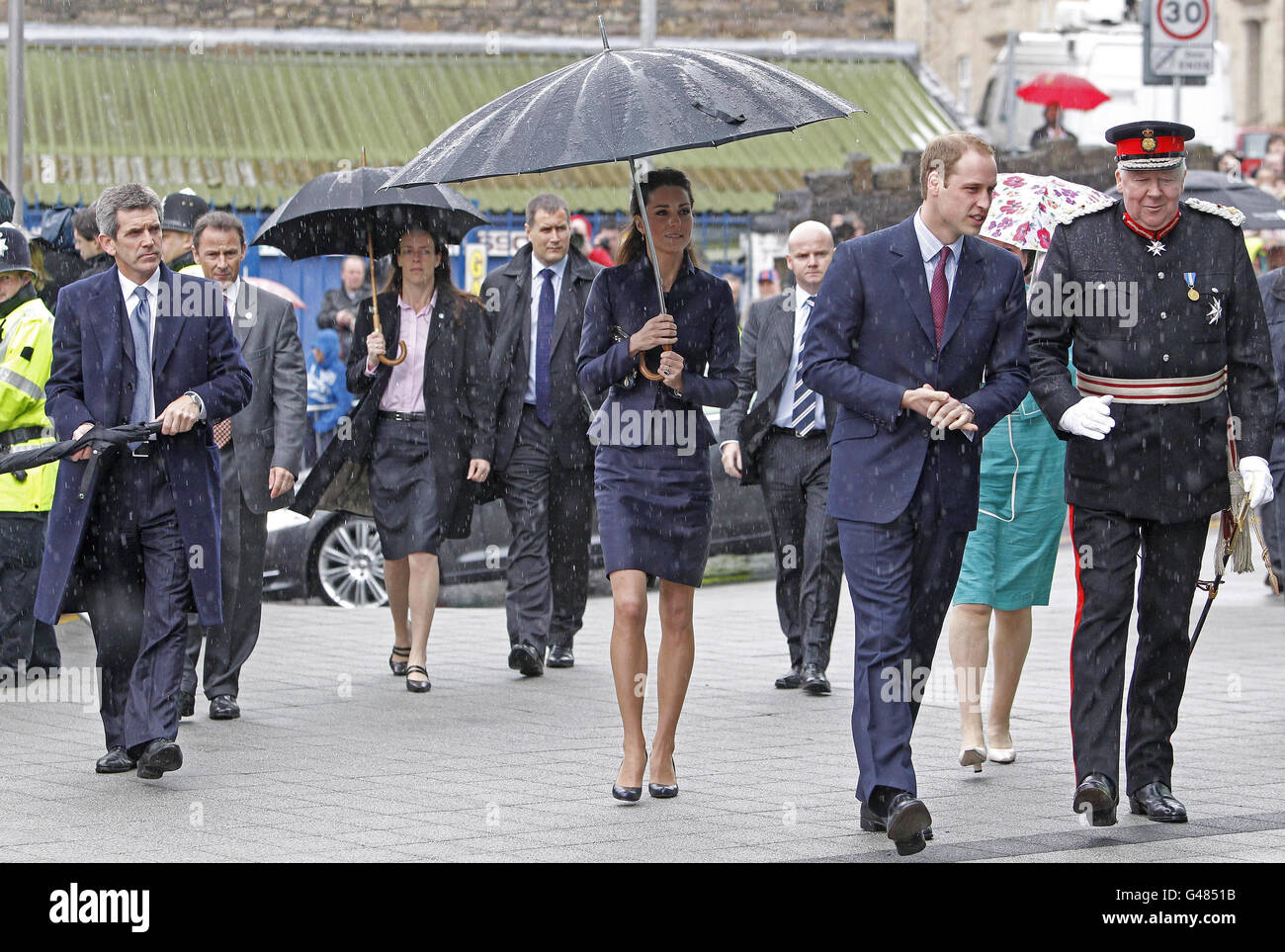 Il principe William e Kate Middleton arrivano a Darwen, Lancashire, dove effettueranno il loro impegno ufficiale finale prima del loro matrimonio. Foto Stock