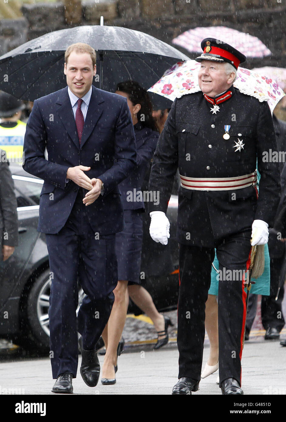 Il principe William e Kate Middleton arrivano a Darwen, Lancashire, dove effettueranno il loro impegno ufficiale finale prima del loro matrimonio. Foto Stock