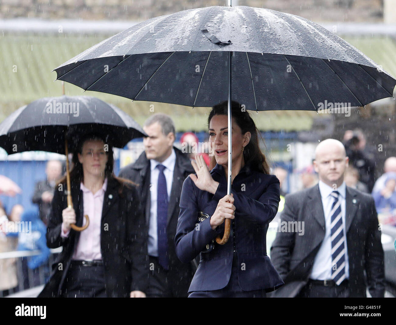 Kate Middleton arriva a Darwen, Lancashire, dove effettuerà il suo ultimo impegno ufficiale con il principe William prima del loro matrimonio. Foto Stock