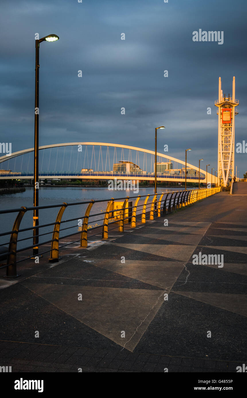 Millennium pedonale ponte a Salford Quays noto anche come Ponte pedonale di Lowry Foto Stock