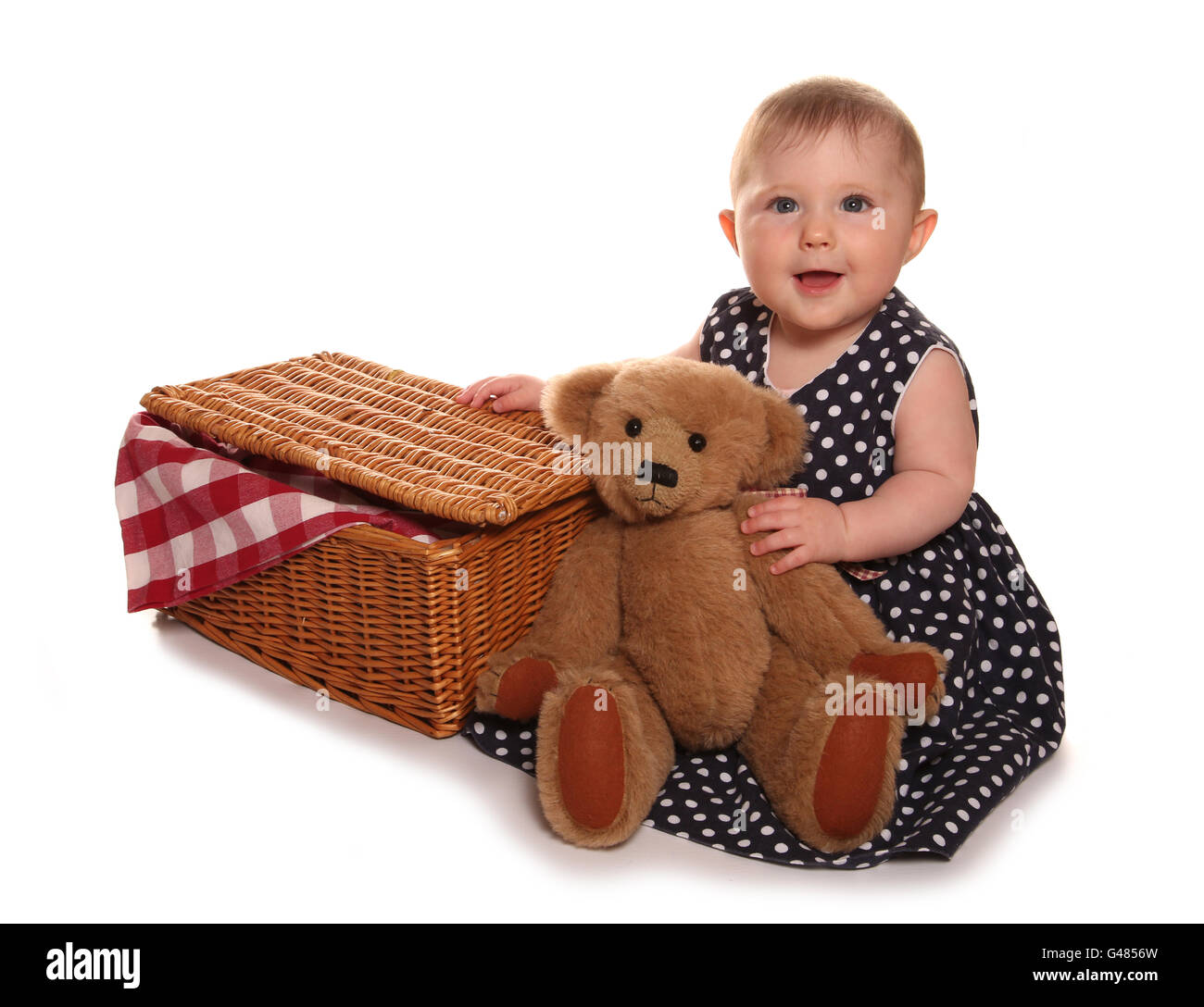 Baby girl avente un orsacchiotto picnic a intaglio Foto Stock