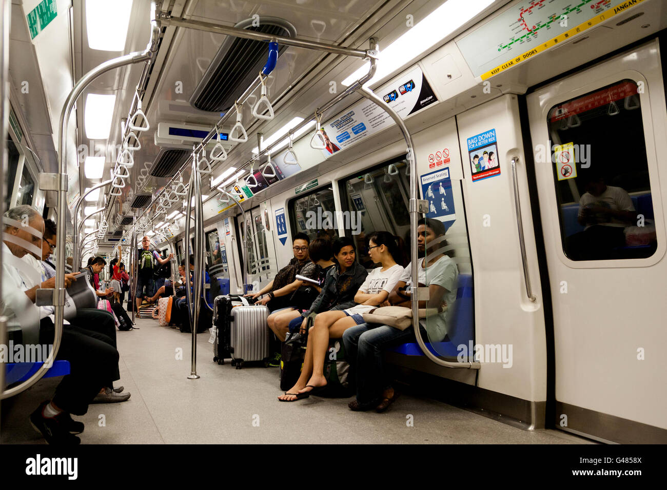 Singapore, Singapore - 24 Marzo 2015: pendolari all'interno della cabina di un treno della metropolitana noto come Mass Rapid Transit (MRT). Singapore " Foto Stock