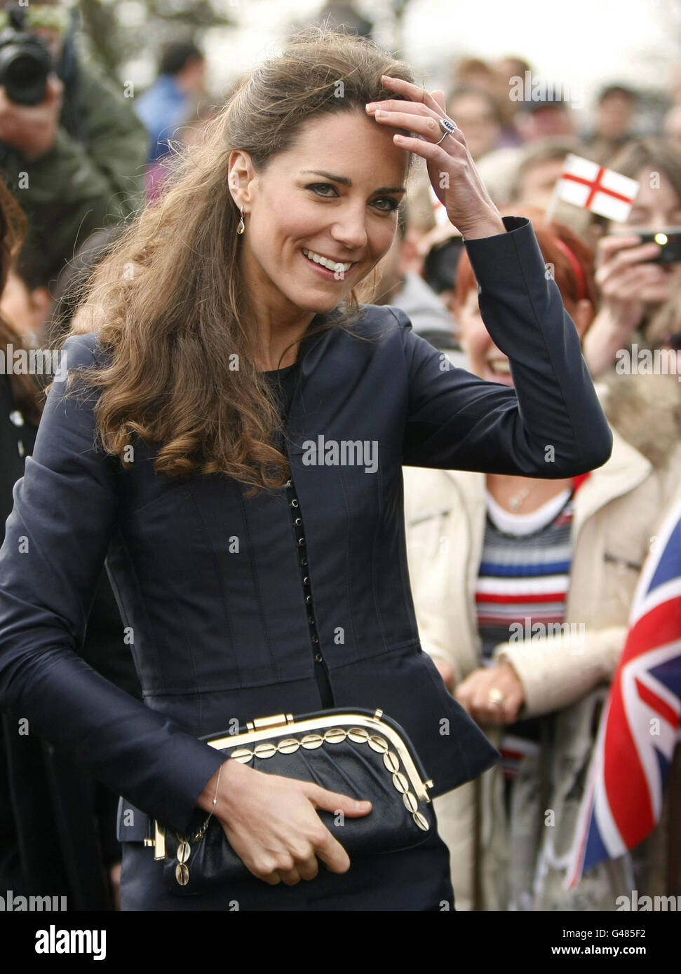 Kate Middleton incontra i suoi bravolieri durante una visita al Witton Country Park di Darwen, Lancashire, questo pomeriggio, dove lei e il principe William stanno intraprendendo il loro ultimo impegno ufficiale congiunto prima del loro matrimonio. Foto Stock