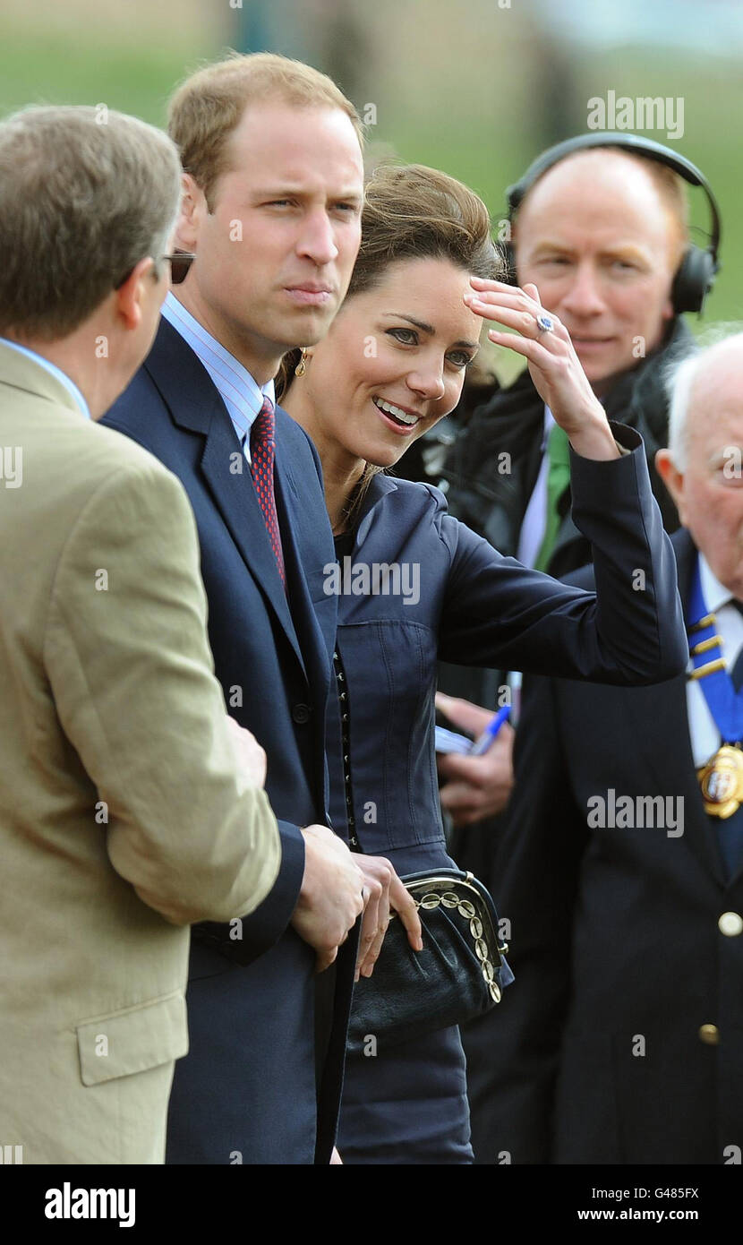 Il principe britannico William e Kate Middleton assistono a una gara di volata di 100 metri al Witton Country Park di Blackburn, nel Lancashire, questo pomeriggio, mentre intraprendono il loro ultimo impegno ufficiale congiunto prima del loro matrimonio. Foto Stock