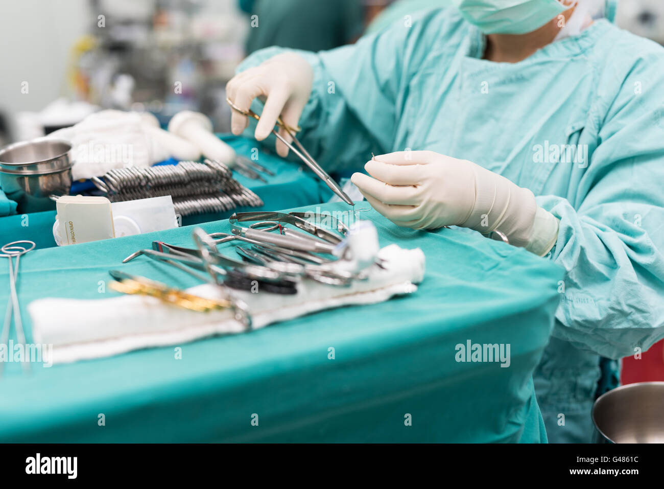 Medico e infermiere strumentista lavora in una sala operatoria con forbici  chirurgiche, immagine concettuale Foto stock - Alamy