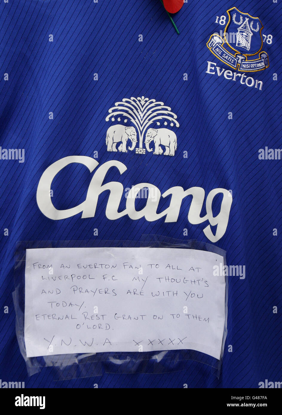 Un messaggio su una maglietta Everton che pende sui cancelli accanto  all'Hillsborough Memorial ad Anfield Foto stock - Alamy