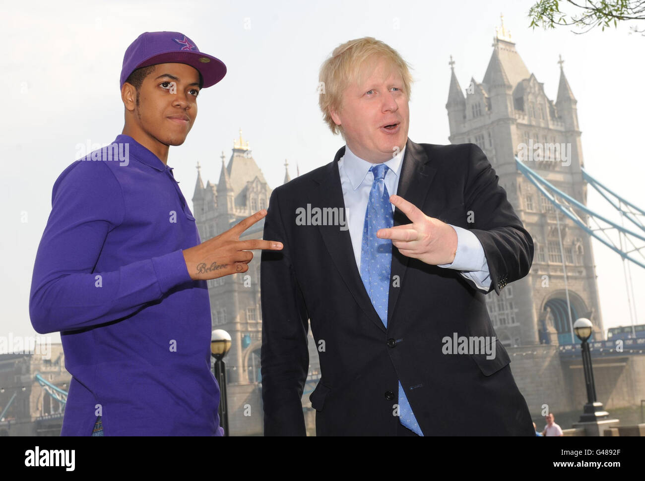 Il sindaco di Londra Boris Johnson (a destra) incontra il pluripremiato rapper, Chippmunk, nel municipio di Londra, dove parlava all'Access All Areas, un seminario musicale per giovani organizzato nell'ambito dell'evento Rhythm of London del Sindaco. Foto Stock