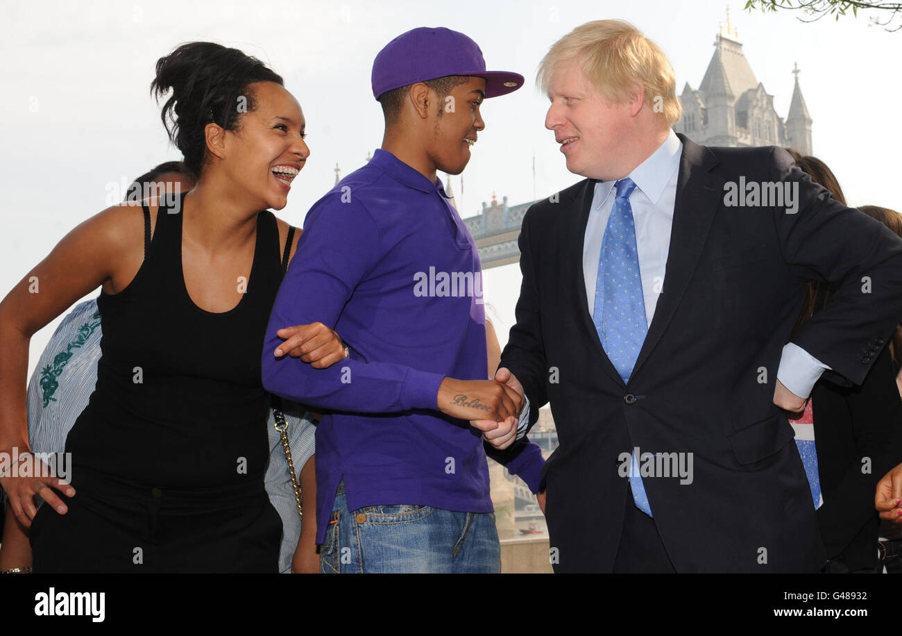 Il sindaco di Londra Boris Johnson (a destra) incontra il pluripremiato rapper, Chippmunk (centro) e Natalie Wade, direttore di Little Green Shoots presso il municipio di Londra, dove il rapper parlava all'Access All Areas, un seminario musicale per giovani organizzato nell'ambito dell'evento del ritmo di Londra del Sindaco. Foto Stock