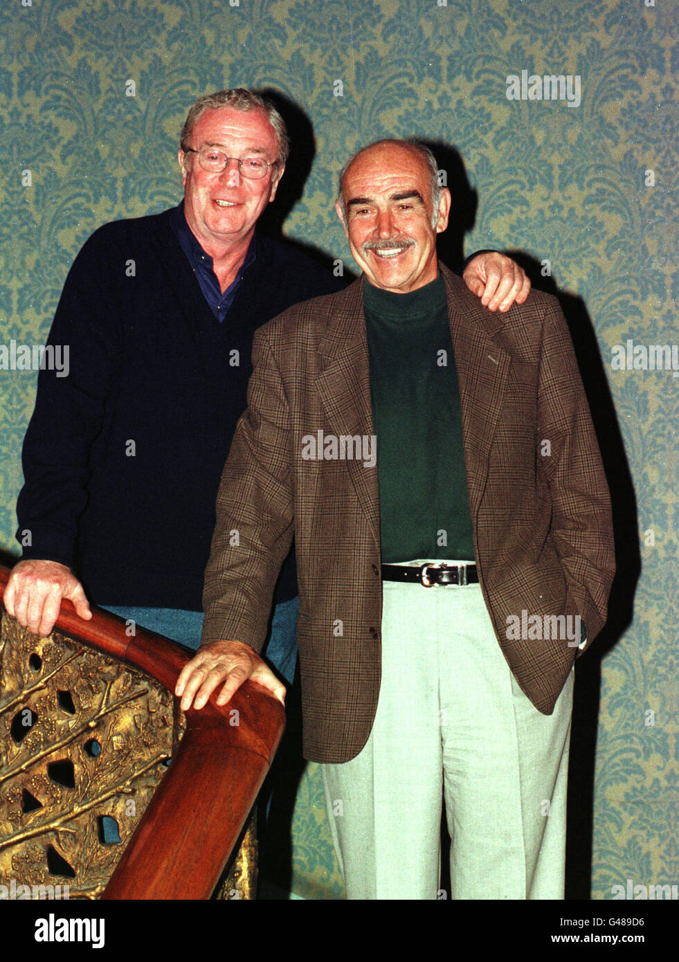 Michael Caine e Sean Connery pongono insieme a un photocall in Edinburgo dove stanno frequentando il Festival Internazionale del Film Foto Stock
