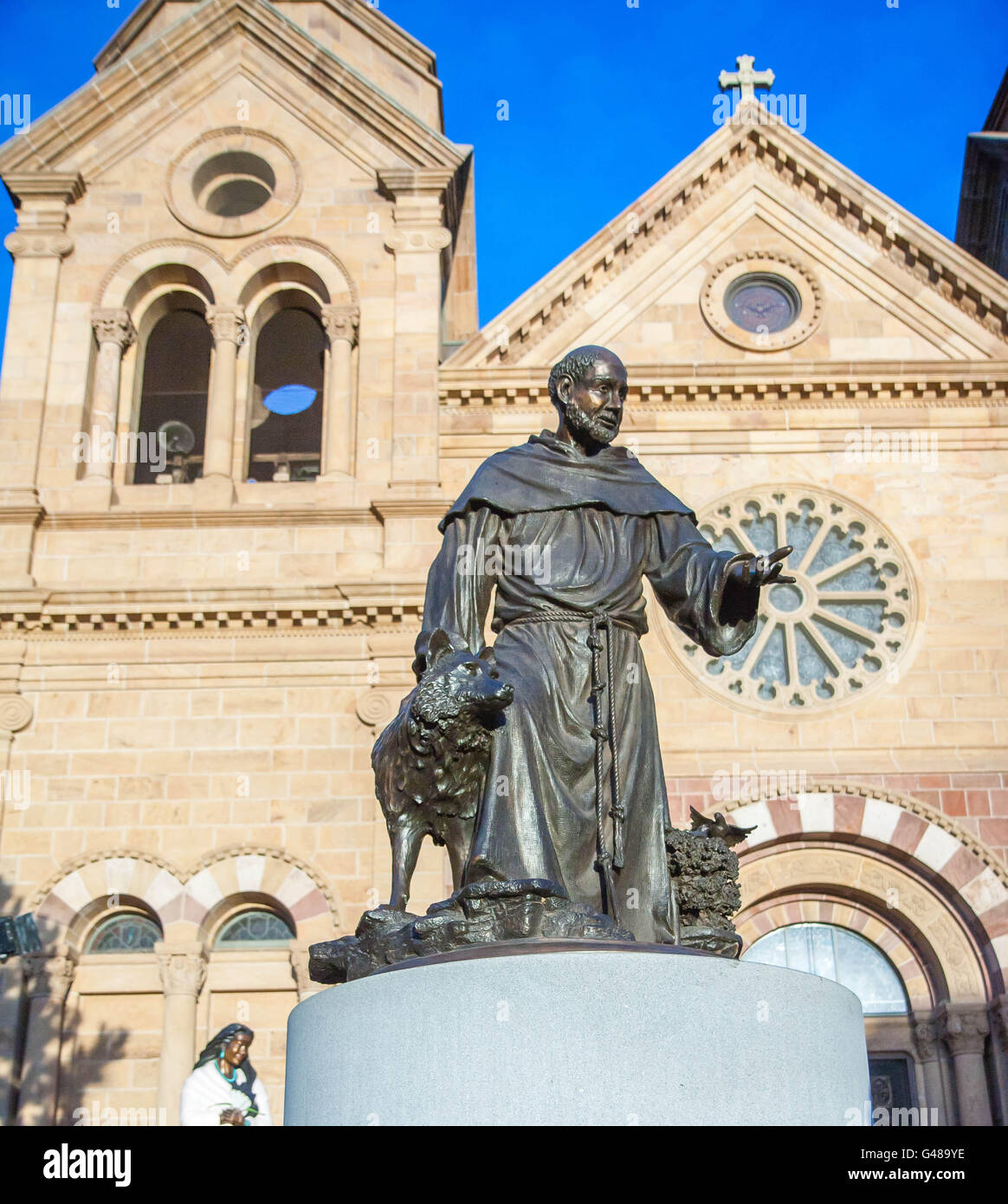 Statua di San Francesco di Assisi di fronte alla Cattedrale Basilica di Santa Fe, New Mexico. Shot presi durante il tramonto o blu ora Foto Stock
