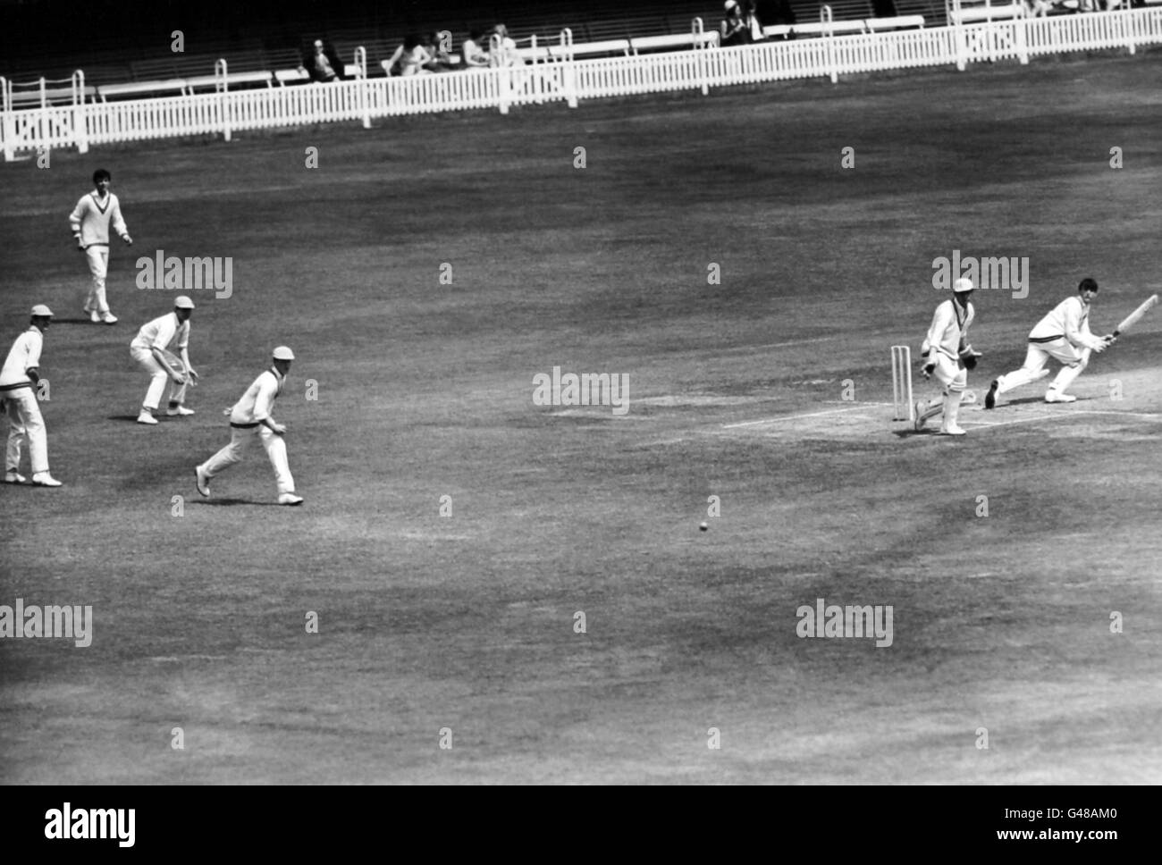 Cricket - Eton College / Harrow School - secondo giorno - Lord's. Ricky Needham, che non è 39 fuori, spazza una sfera da Andrew Douglas-Home per un singolo. Foto Stock
