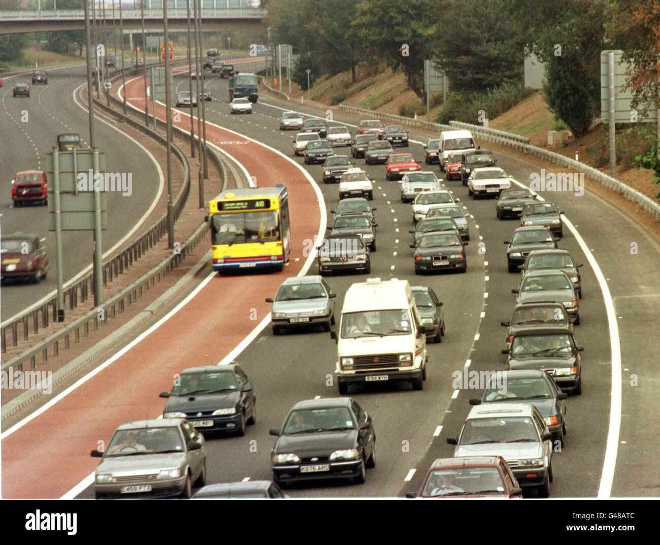 Un autobus fa uso della nuova e prima corsia di autobus su un'autostrada nazionale dopo che è stata aperta prima sulla strada a sperone M4 da Londra a Heathrow. Si spera che la corsia di 1 milione e 3 miglia faciliterà la congestione del traffico da e per l'aeroporto di Heathrow. Foto Stock