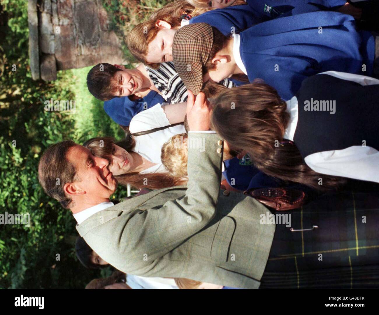 Il Principe del Galles si ferma a parlare con i bambini durante la sua visita allo Stanley Mills, vicino Perth, oggi (Giovedi) che è stato restaurato dal Phoenix Trust. Foto di Chris Bacon/PA Foto Stock