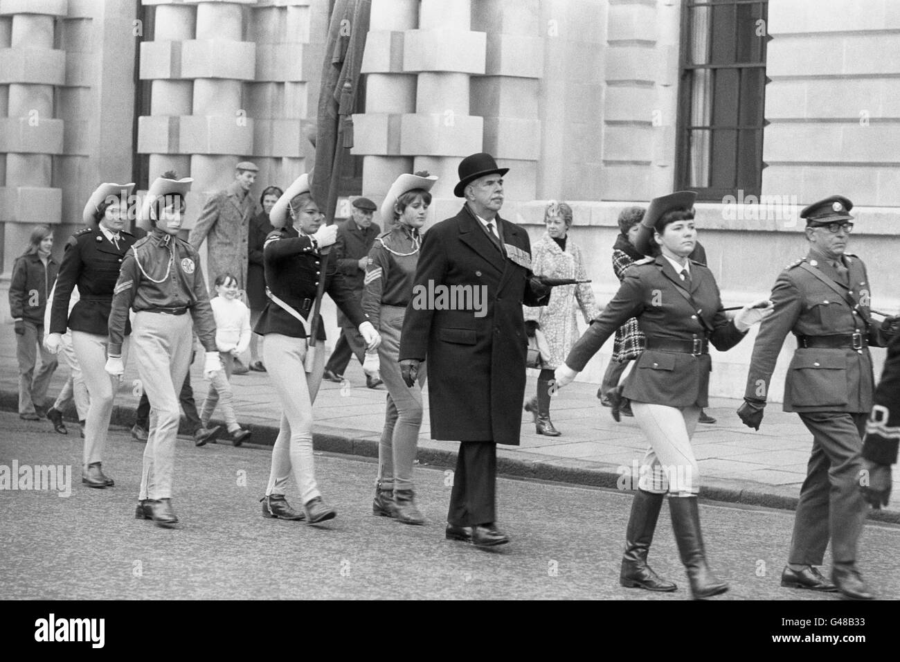 Membri della Horse Rangers Association con l'ex RSM Ronald Brittain, marciando verso il Cenotaph a Whitehall. Foto Stock