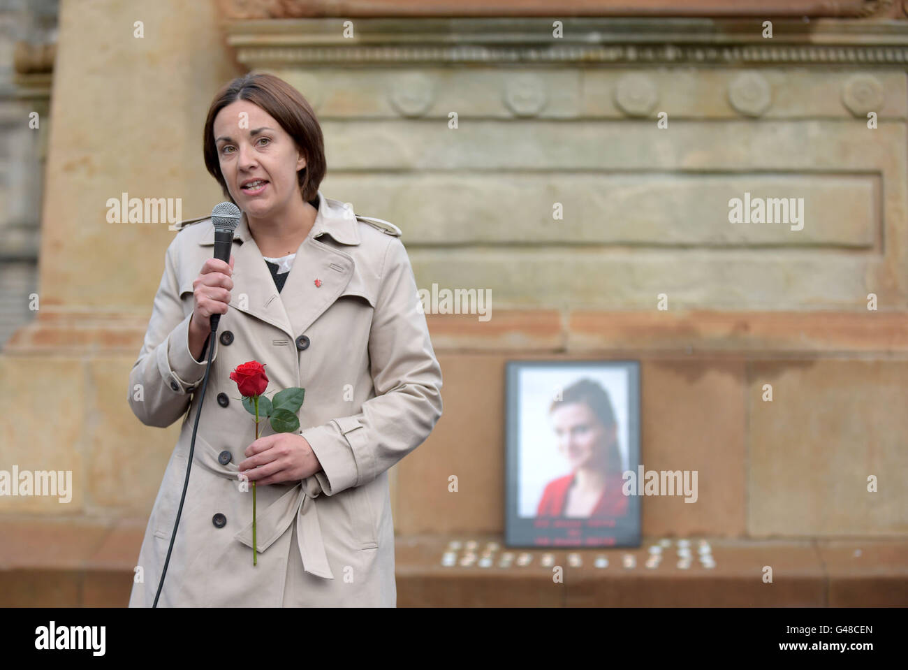 Scottish leader laburista Dugdale Kezia assiste una veglia di George Square, Glasgow, per la manodopera MP Jo Cox che ha sparato e pugnalato a morte in strada al di fuori del suo collegio di consulenza in chirurgia Birstall, West Yorkshire. Foto Stock