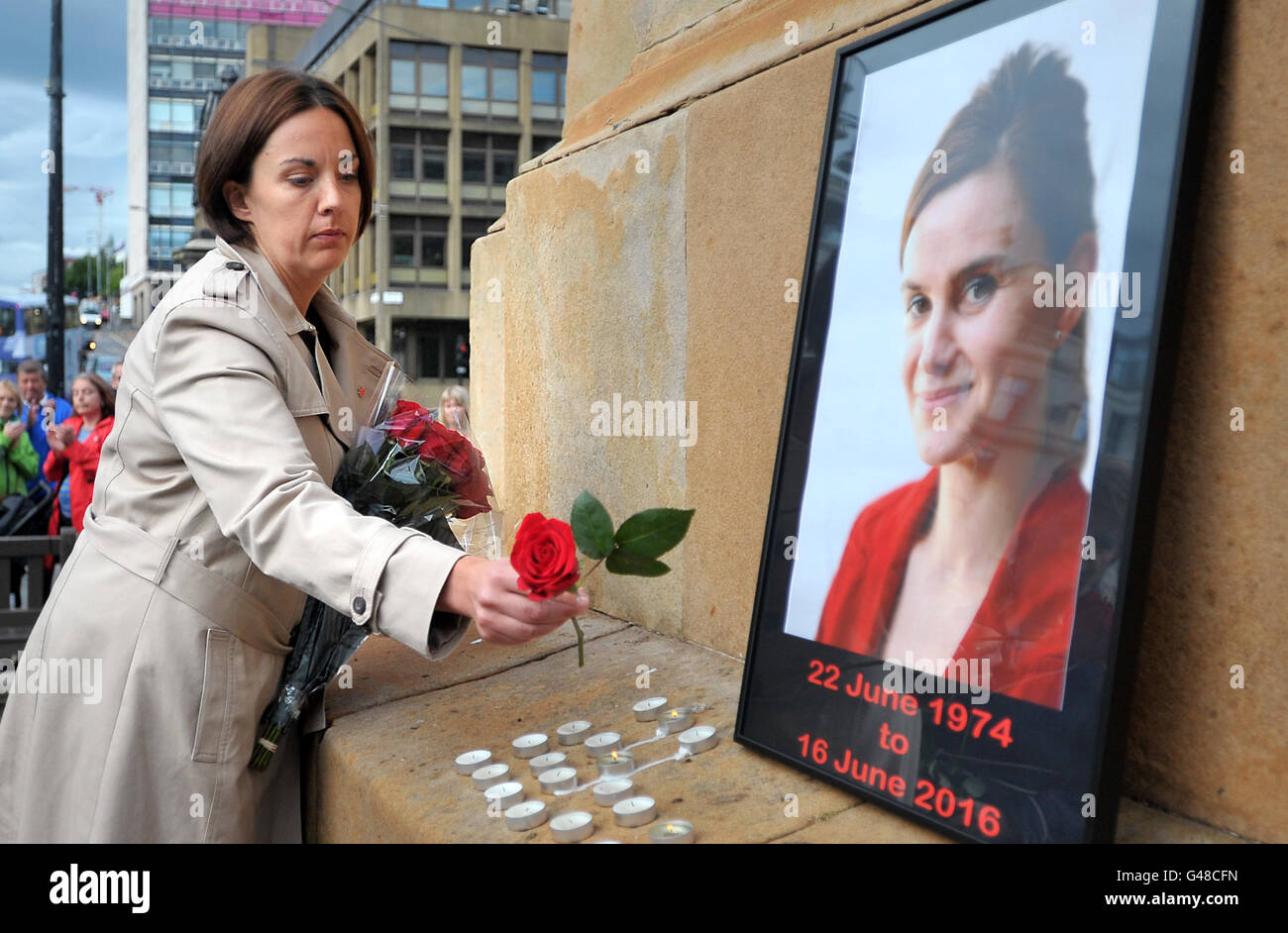 Scottish leader laburista Dugdale Kezia assiste una veglia di George Square, Glasgow, per la manodopera MP Jo Cox che ha sparato e pugnalato a morte in strada al di fuori del suo collegio di consulenza in chirurgia Birstall, West Yorkshire. Foto Stock