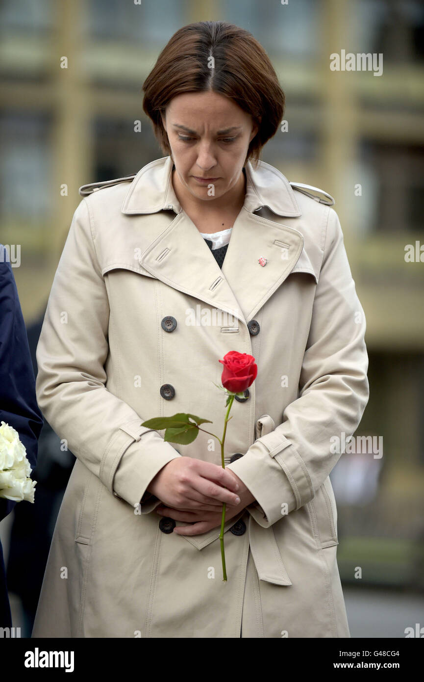 Scottish leader laburista Dugdale Kezia assiste una veglia di George Square, Glasgow, per la manodopera MP Jo Cox che ha sparato e pugnalato a morte in strada al di fuori del suo collegio di consulenza in chirurgia Birstall, West Yorkshire. Foto Stock