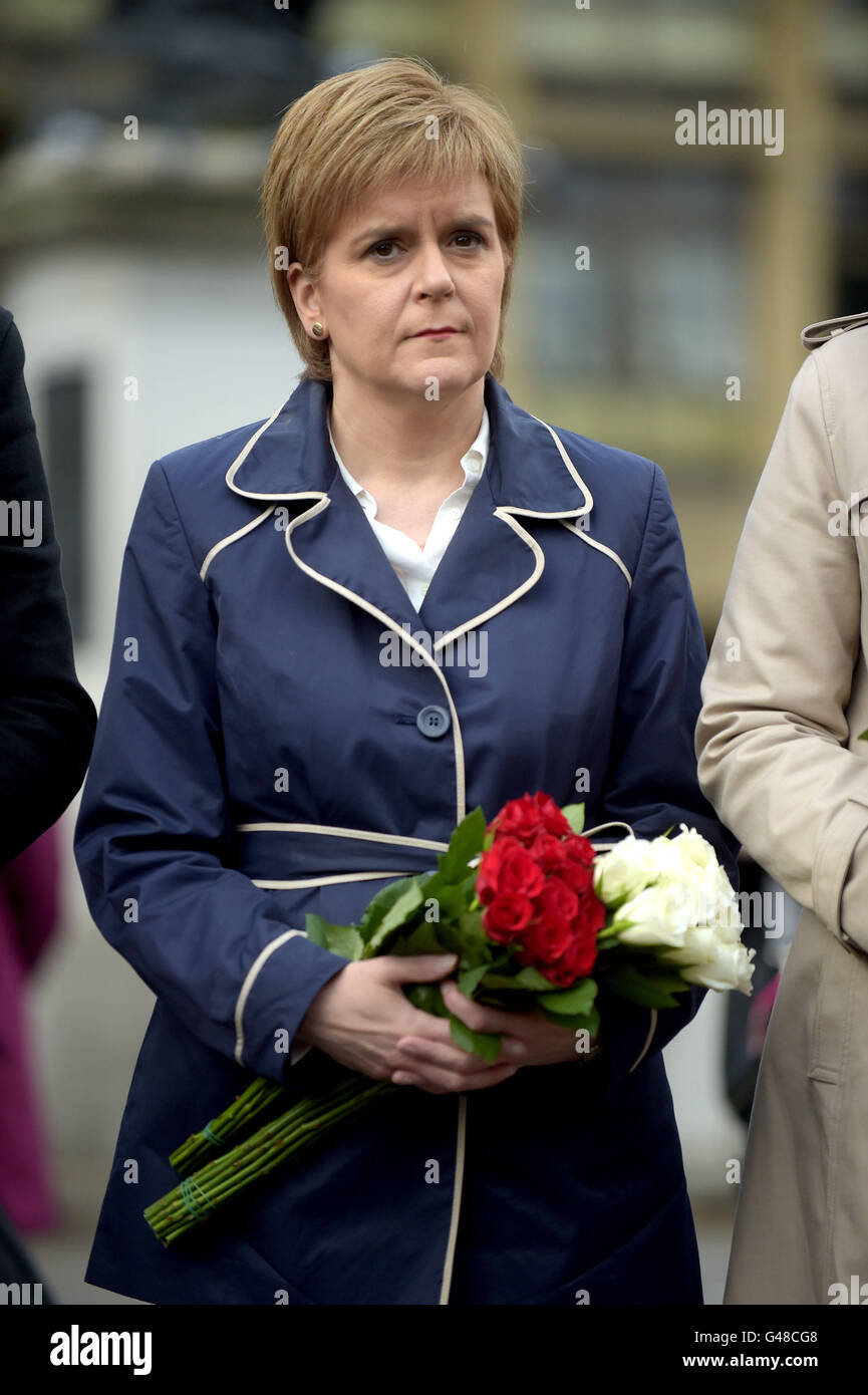 Primo Ministro Nicola Storione assiste una veglia di George Square, Glasgow, per la manodopera MP Jo Cox che ha sparato e pugnalato a morte in strada al di fuori del suo collegio di consulenza in chirurgia Birstall, West Yorkshire. Foto Stock