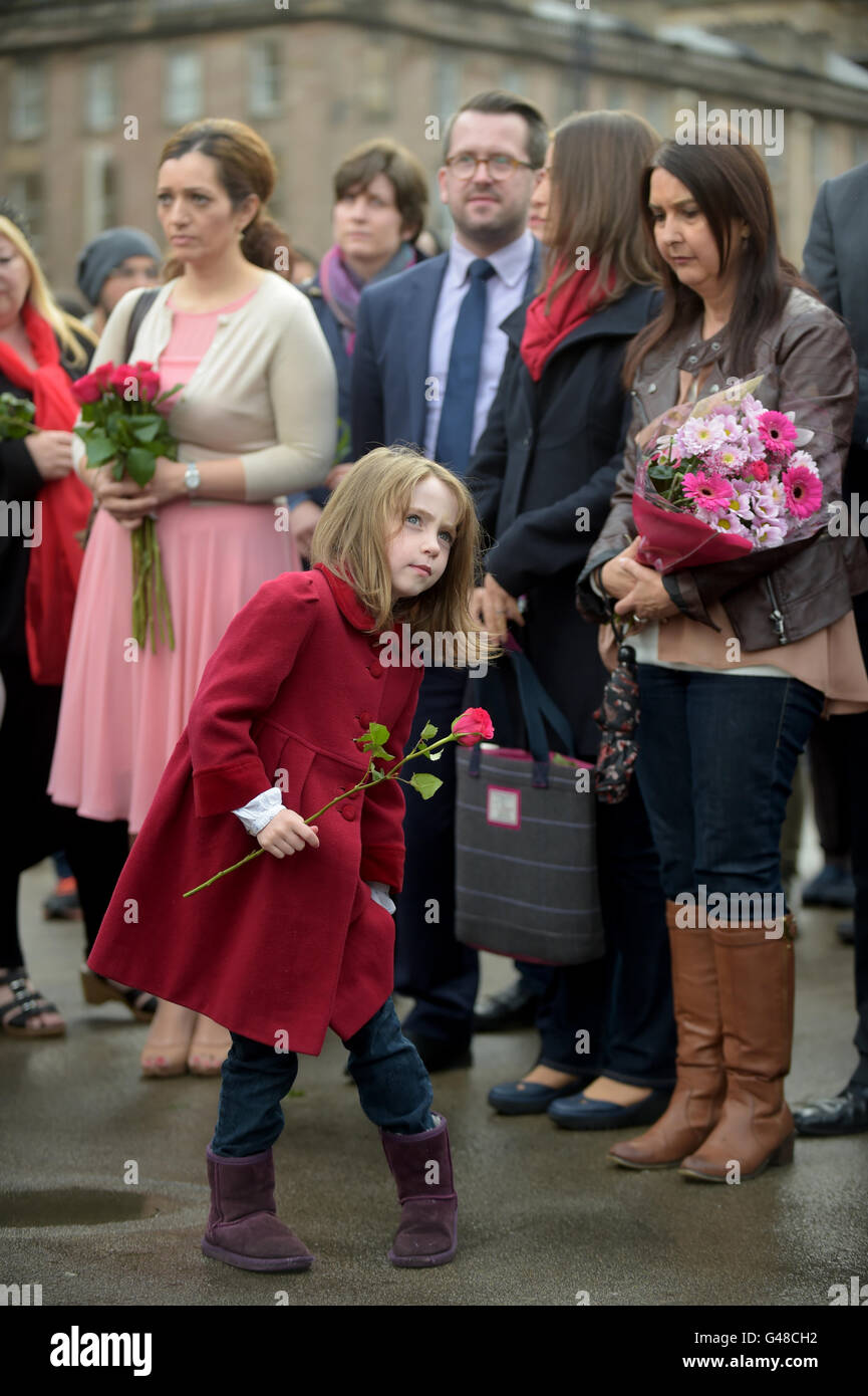 Una veglia di George Square, Glasgow, per la manodopera MP Jo Cox che ha sparato e pugnalato a morte in strada al di fuori del suo collegio di consulenza in chirurgia Birstall, West Yorkshire. Foto Stock