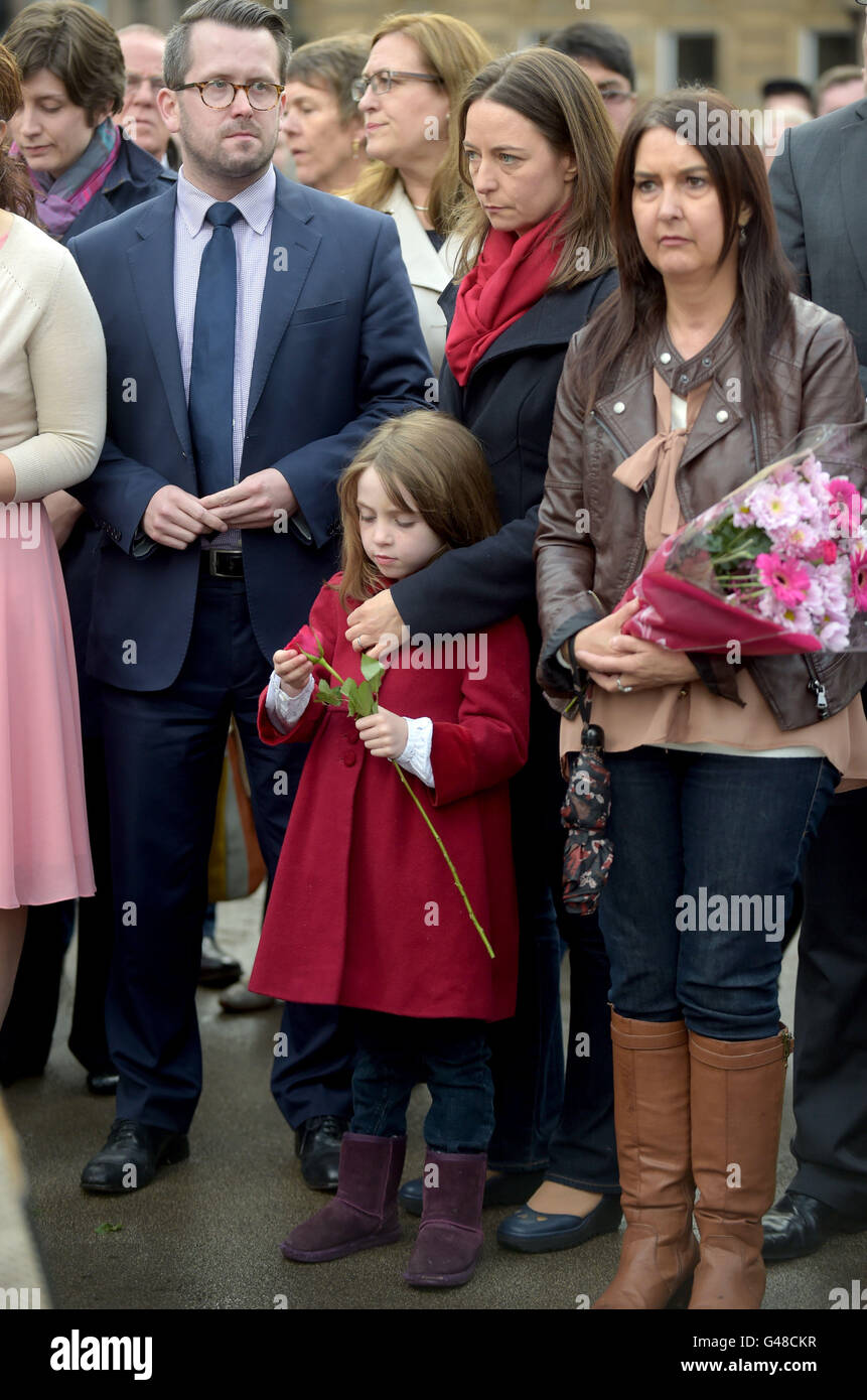 Una veglia di George Square, Glasgow, per la manodopera MP Jo Cox che ha sparato e pugnalato a morte in strada al di fuori del suo collegio di consulenza in chirurgia Birstall, West Yorkshire. Foto Stock
