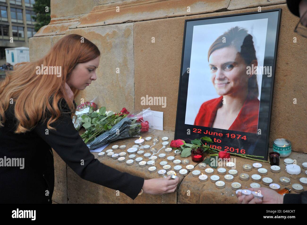 Una veglia di George Square, Glasgow, per la manodopera MP Jo Cox che ha sparato e pugnalato a morte in strada al di fuori del suo collegio di consulenza in chirurgia Birstall, West Yorkshire. Foto Stock