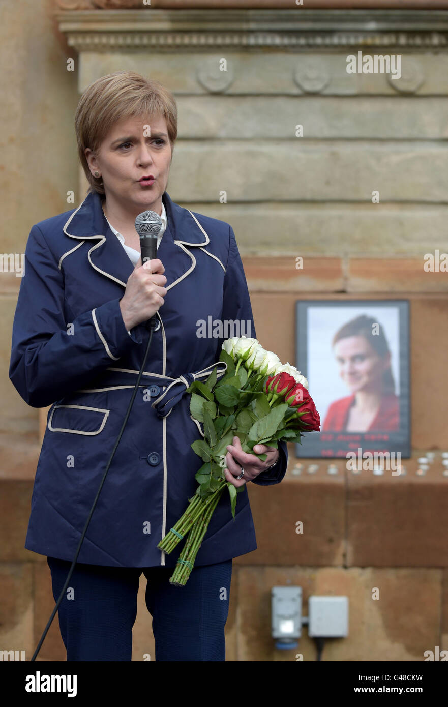 Primo Ministro Nicola Storione assiste una veglia di George Square, Glasgow, per la manodopera MP Jo Cox che ha sparato e pugnalato a morte in strada al di fuori del suo collegio di consulenza in chirurgia Birstall, West Yorkshire. Foto Stock