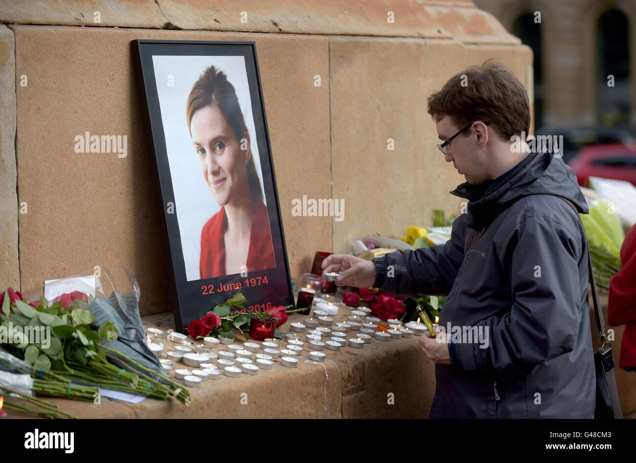 Candele di cui ad una veglia in George Square, Glasgow, per la manodopera MP Jo Cox che ha sparato e pugnalato a morte in strada al di fuori del suo collegio di consulenza in chirurgia Birstall, West Yorkshire. Foto Stock