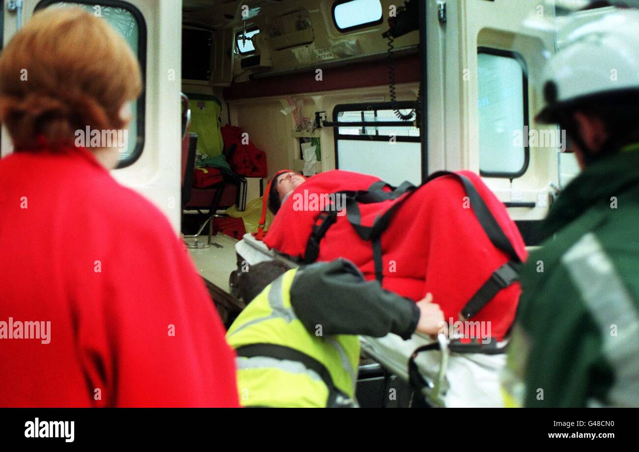 Un passeggero viene messo in un'ambulanza alla Victoria Station di Londra questa mattina (WEDS) dopo che un treno pendolare impacchettato ha colpito i buffer sulla piattaforma otto. Tre passeggeri sul treno da Ashford sono stati portati in ospedale con quello che un portavoce come "infortunio". Vedere buffer PER BINARI PA story. Foto di Martin Keene/mk Foto Stock