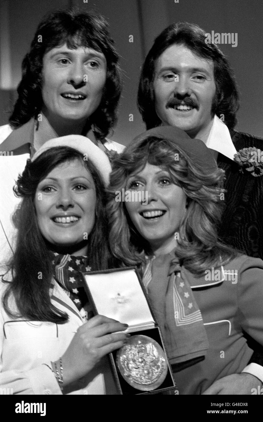 Il gruppo pop The Brotherhood of Man, Lee Sheridan (in alto a sinistra), Martin Lee, Nicky Stevens (in basso a sinistra) e Sandra Stevens, con la loro medaglia al Royal Albert Hall di Londra dopo essere stati scelti come rappresentanti della Gran Bretagna nel Concorso Eurovisione Song che sarà organizzato a l'Aia. Canteranno Save Your Kisses for Me. Foto Stock