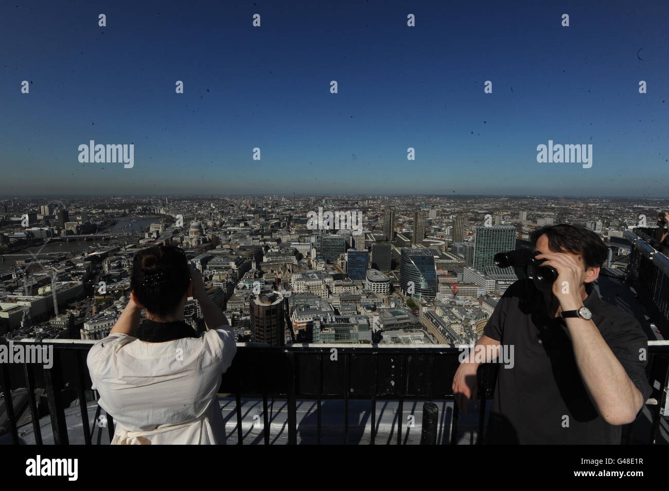 I membri del Tower 42 Bird Study Group si riuniscono sul tetto della Tower 42 nella città di Londra per monitorare e raccogliere dati sul numero di specie e singoli uccelli che attraversano Londra durante le migrazioni. Foto Stock I membri del Tower 42 Bird Study Group si riuniscono sul tetto della Tower 42 nella città di Londra per monitorare e raccogliere dati sul numero di specie e singoli uccelli che attraversano Londra durante le migrazioni. Foto Stock