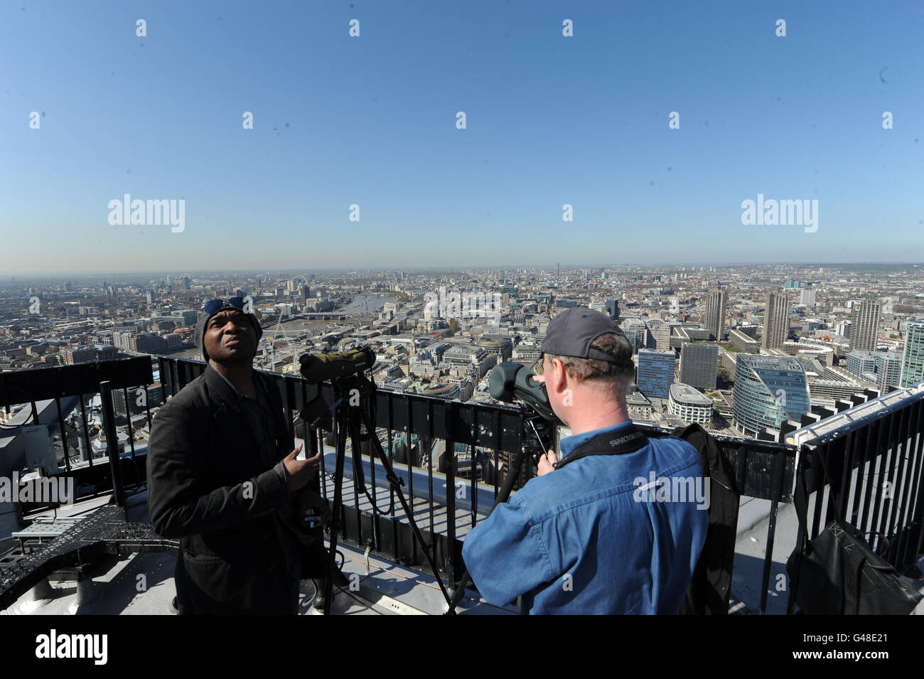 I membri del Tower 42 Bird Study Group si riuniscono sul tetto della Tower 42 nella città di Londra per monitorare e raccogliere dati sul numero di specie e singoli uccelli che attraversano Londra durante le migrazioni. Foto Stock I membri del Tower 42 Bird Study Group si riuniscono sul tetto della Tower 42 nella città di Londra per monitorare e raccogliere dati sul numero di specie e singoli uccelli che attraversano Londra durante le migrazioni. Foto Stock