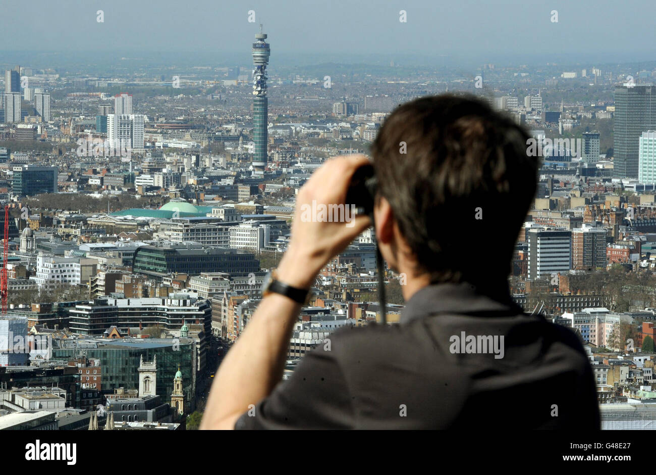 I membri del Tower 42 Bird Study Group si riuniscono sul tetto della Tower 42 nella città di Londra per monitorare e raccogliere dati sul numero di specie e singoli uccelli che attraversano Londra durante le migrazioni. Foto Stock I membri del Tower 42 Bird Study Group si riuniscono sul tetto della Tower 42 nella città di Londra per monitorare e raccogliere dati sul numero di specie e singoli uccelli che attraversano Londra durante le migrazioni. Foto Stock