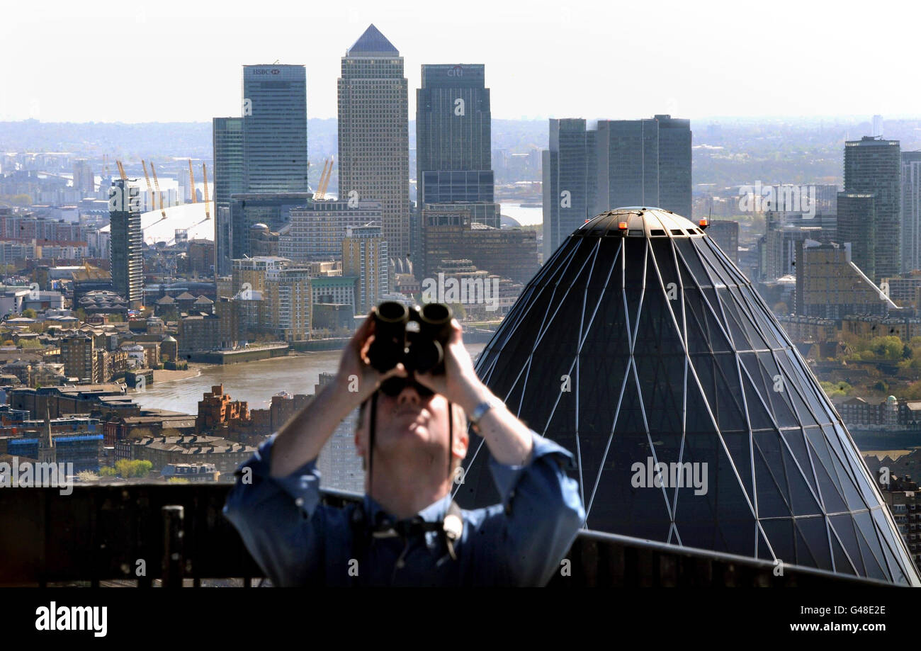I membri del Tower 42 Bird Study Group si riuniscono sul tetto della Tower 42 nella città di Londra per monitorare e raccogliere dati sul numero di specie e singoli uccelli che attraversano Londra durante le migrazioni. Foto Stock I membri del Tower 42 Bird Study Group si riuniscono sul tetto della Tower 42 nella città di Londra per monitorare e raccogliere dati sul numero di specie e singoli uccelli che attraversano Londra durante le migrazioni. Foto Stock